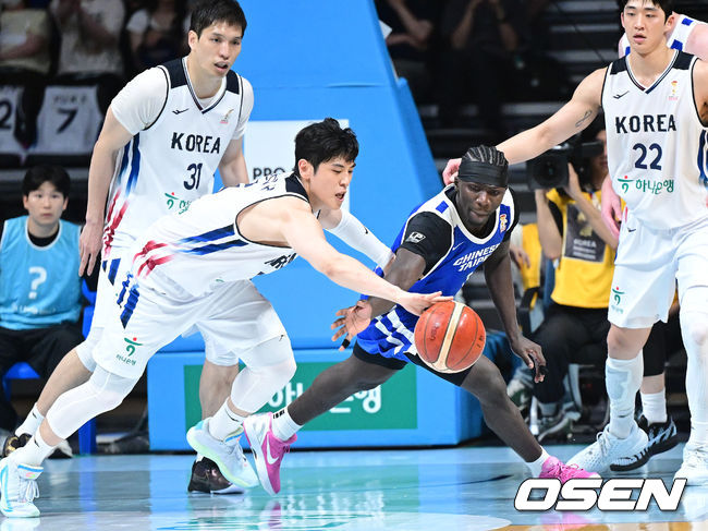 [OSEN=고양, 최규한 기자] 3일 오후 경기도 고양 소노 아레나에서 ’2027 FIBA 카타르 농구월드컵’ 아시아 예선 1라운드 5차전 대한민국과 대만의 경기가 열렸다.니콜라스 마줄스 감독이 이끄는 한국 남자농구대표팀은 이날 경기에서 대만을 잡으면 최소 조 3위를 확정짓고 아시아예선 2라운드로 향한다.연장전, 한국 변준형이 대만 가디아가의 공을 가로채고 있다. 2026.07.03 / dreamer@osen.co.kr