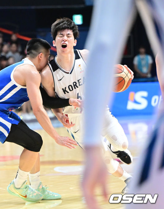 [OSEN=고양, 최규한 기자] 3일 오후 경기도 고양 소노 아레나에서 ’2027 FIBA 카타르 농구월드컵’ 아시아 예선 1라운드 5차전 대한민국과 대만의 경기가 열렸다.니콜라스 마줄스 감독이 이끄는 한국 남자농구대표팀은 이날 경기에서 대만을 잡으면 최소 조 3위를 확정짓고 아시아예선 2라운드로 향한다.2쿼터, 한국 이정현이 돌파를 펼치다 대만 수비에 파울을 당하고 있다. 2026.07.03 / dreamer@osen.co.kr