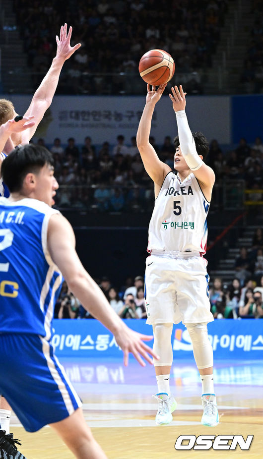 [OSEN=고양, 최규한 기자] 3일 오후 경기도 고양 소노 아레나에서 ’2027 FIBA 카타르 농구월드컵’ 아시아 예선 1라운드 5차전 대한민국과 대만의 경기가 열렸다.니콜라스 마줄스 감독이 이끄는 한국 남자농구대표팀은 이날 경기에서 대만을 잡으면 최소 조 3위를 확정짓고 아시아예선 2라운드로 향한다.1쿼터, 한국 변준형이 3점슛을 터트리고 있다. 2026.07.03 / dreamer@osen.co.kr