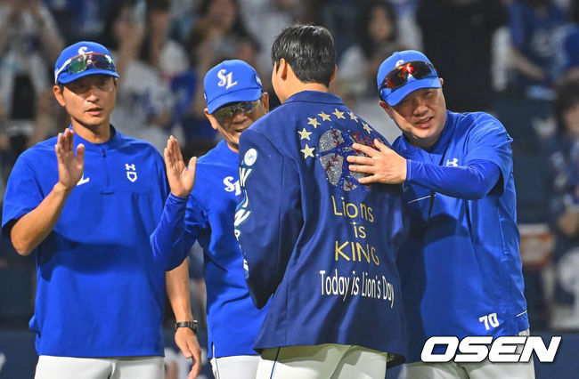 [OSEN=창원, 이석우 기자] 2일 창원NC파크에서 2026 신한 SOL KBO 리그 NC 다이노스와 삼성 라이온즈의 경기가 열렸다. 홈팀 NC는 김태경이, 방문팀 삼성은 김백산이 선발 출전했다. 삼성 라이온즈 김백산이 NC 다이노스에 6-1로 승리한 후 박진만 감독의 축하를 받고 있다. 2026.07.02 / foto0307@osen.co.kr