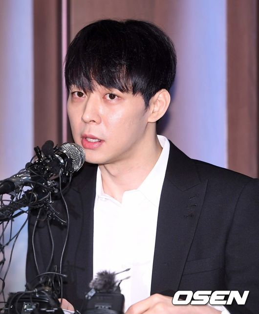 [OSEN=민경훈 기자] 10일 오후 서울 중구 세종대로 124 프레스센터 매화홀에서 그룹 JYJ 멤버이자 배우 박유천의 긴급 기자회견이 진행됐다.앞서 박유천의 약혼녀였던 남양유업 창업주 고 홍두영 명예회장의 외손녀 황하나가 마약 혐의로 조사를 받는 가운데, 연예인 A씨의 권유가 있었다고 밝혀 논란이 일었고 이에 약혼자였던 박유천이 연예인 A로 언급됐던 것.박유천 측은 이에 대해 입장을 밝히기 위해 긴급 기자회견을 열었다.그룹 JYJ 멤버이자 배우 박유천이 기자회견장에서 입장을 밝히고 있다. /rumi@osen.co.kr