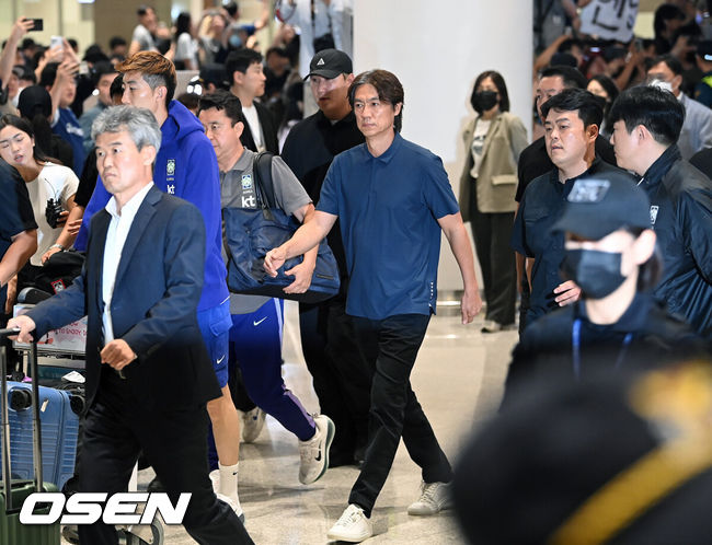 [OSEN=인천공항, 민경훈 기자] 32강 진출에 실패한 대한민국 축구대표팀 중 홍명보 감독을 비롯해 김민재, 황희찬, 설영우, 이강인 등 선수 8명이 30일 새벽  인천국제공항을 통해 귀국했다. 손흥민 등 나머지 선수들은 쪼개져서 각자 귀국한다. 대표팀 귀국 본진은 30일 새벽 인천공항에 도착한다.홍명보 감독과 대표팀 선수들이 입국하고 있다. 2026.06.30 / rumi@osen.co.kr