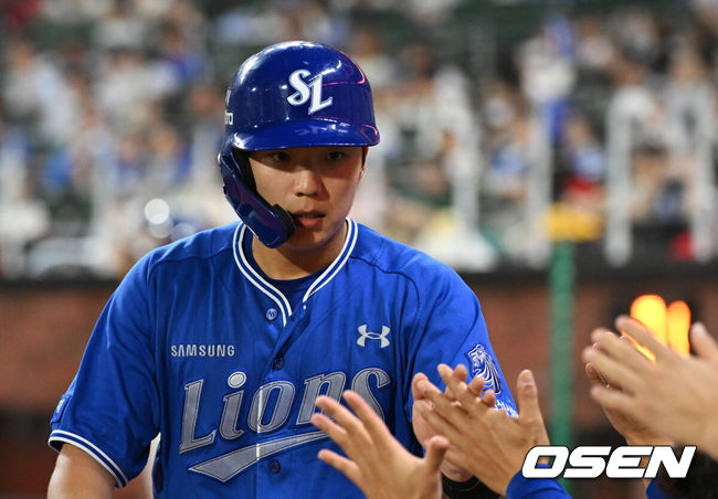 [OSEN=인천, 이대선 기자] 5일 인천 SSG랜더스필드에서 2026 신한 SOL KBO리그 SSG 랜더스와 삼성 라이온즈의 경기가 열렸다.이날 SSG은 박건우, 삼성은 양창섭을 선발로 내세웠다.7회말 2사 만루에서 삼성 류지혁의 우전 2타점 적시타 때 홈을 밟은 김현준이 더그아웃에서 기쁨을 나누고 있다. 2026.07.05 /sunday@osen.co.kr