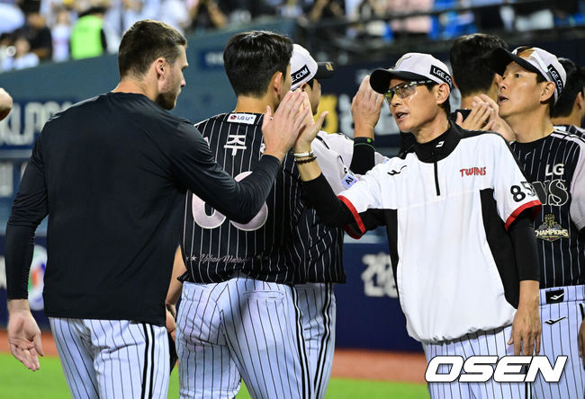 [OSEN=잠실, 최규한 기자] 프로야구 LG 트윈스가 삼성 라이온즈를 꺾고 5연승을 달렸다.LG는24일 잠실구장에서 열린 2026 KBO리그 삼성 라이온즈와 경기에서 2-0으로 승리했다.선발투수 톨허스트는 6이닝 2피안타 2볼넷 5탈삼진 무실점으로 시즌 8승째를 기록했다. 오스틴이 22호 홈런을 터뜨리며 올 시즌 첫 전 구단 상대 홈런을 기록했다.또한 염경엽 LG 감독은 개인 통산 700승을 달성했다. KBO 역대 9번째 대기록이다. 또 역대 최고령 700승 기록을 세웠다.경기를 마치고 승리한 LG 염경엽 감독과 승리투수 톨허스트가 인사를 나누고 있다. 2026.06.24 / dreamer@osen.co.kr