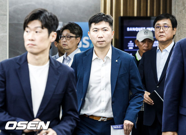 [OSEN=이대선 기자] 6일 오후 서울 올림픽파크텔에서 K-축구 혁신위원회 출범식이 열렸다.최휘영 문체부 장관과 박지성 FIFA 위원이 공동위원장을 맡고 축구·체육계 인사들이 참여하는 혁신위원회는 한국 축구의 구조적 문제를 진단하고 거버넌스 개선, 유소년 육성, 첨단 기술 도입 등 중장기 발전 방안을 마련할 계획이다.유승민 대한체육회회장이 입장하고 있다. 2026.07.06 /sunday@osen.co.kr
