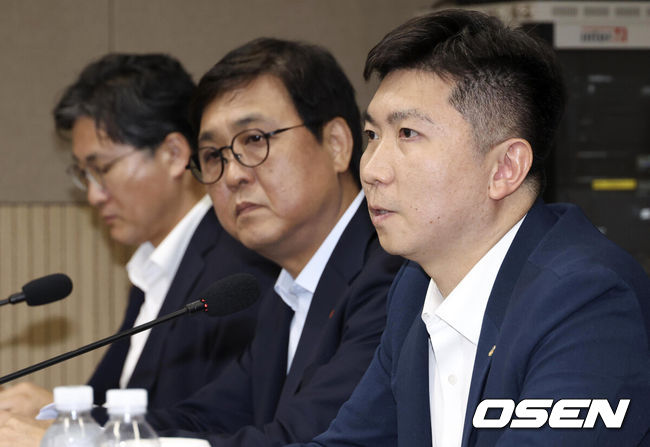 [OSEN=이대선 기자] 6일 오후 서울 올림픽파크텔에서 K-축구 혁신위원회 출범식이 열렸다.최휘영 문체부 장관과 박지성 FIFA 위원이 공동위원장을 맡고 축구·체육계 인사들이 참여하는 혁신위원회는 한국 축구의 구조적 문제를 진단하고 거버넌스 개선, 유소년 육성, 첨단 기술 도입 등 중장기 발전 방안을 마련할 계획이다.유승민 대한체육회회장이 모두발언을 하고 있다. 2026.07.06 /sunday@osen.co.kr