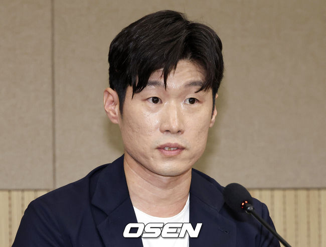 [OSEN=이대선 기자] 6일 오후 서울 올림픽파크텔에서 K-축구 혁신위원회 출범식이 열렸다.최휘영 문체부 장관과 박지성 FIFA 위원이 공동위원장을 맡고 축구·체육계 인사들이 참여하는 혁신위원회는 한국 축구의 구조적 문제를 진단하고 거버넌스 개선, 유소년 육성, 첨단 기술 도입 등 중장기 발전 방안을 마련할 계획이다.박지성 공동위원장이 모두발언을 하고 있다. 2026.07.06 /sunday@osen.co.kr