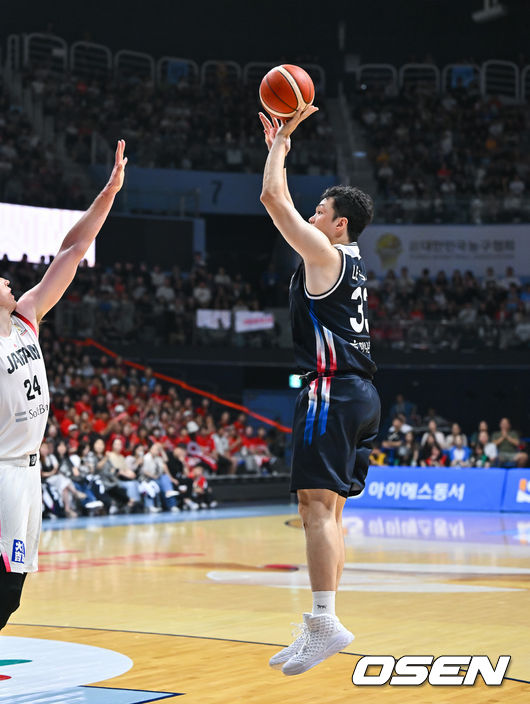 [OSEN=고양, 박준형 기자] 6일 오후 경기도 고양 소노 아레나에서 ’2027 FIBA 농구월드컵’ 아시아지역 윈도우 B조 6차전 대한민국과 일본의 경기가 열렸다.니콜라스 마줄스 감독이 이끄는 한국 남자농구대표팀(2승3패)은 일본(4승1패)을 반드시 잡아야 한다. 일본을 못 이기면 한국은 탈락이다.2쿼터 이승현이 미들슛을 성공시키고 있다.  2026.07.06 / soul1014@osen.co.kr