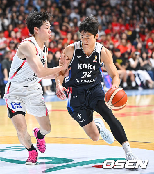 [OSEN=고양, 박준형 기자] 6일 오후 경기도 고양 소노 아레나에서 ’2027 FIBA 농구월드컵’ 아시아지역 윈도우 B조 6차전 대한민국과 일본의 경기가 열렸다.니콜라스 마줄스 감독이 이끄는 한국 남자농구대표팀(2승3패)은 일본(4승1패)을 반드시 잡아야 한다. 일본을 못 이기면 한국은 탈락이다.2쿼터 여준석이 드리블을 하고 있다.     2026.07.06 / soul1014@osen.co.kr