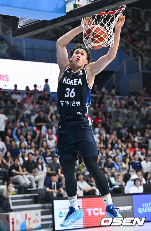 [OSEN=고양, 박준형 기자] 6일 오후 경기도 고양 소노 아레나에서 ’2027 FIBA 농구월드컵’ 아시아지역 윈도우 B조 6차전 대한민국과 일본의 경기가 열렸다.니콜라스 마줄스 감독이 이끄는 한국 남자농구대표팀(2승3패)은 일본(4승1패)을 반드시 잡아야 한다. 일본을 못 이기면 한국은 탈락이다.3쿼터 다니엘이 덩크슛을 성공시키고 있다.     2026.07.06 / soul1014@osen.co.kr