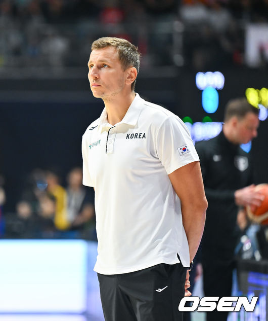 [OSEN=고양, 박준형 기자] 6일 오후 경기도 고양 소노 아레나에서 ’2027 FIBA 농구월드컵’ 아시아지역 윈도우 B조 6차전 대한민국과 일본의 경기가 열렸다.니콜라스 마줄스 감독이 이끄는 한국 남자농구대표팀(2승3패)은 일본(4승1패)을 반드시 잡아야 한다. 일본을 못 이기면 한국은 탈락이다.경기 앞두고 니콜라스 마줄스 감독이 코트를 바라보고 있다.  2026.07.06 / soul1014@osen.co.kr