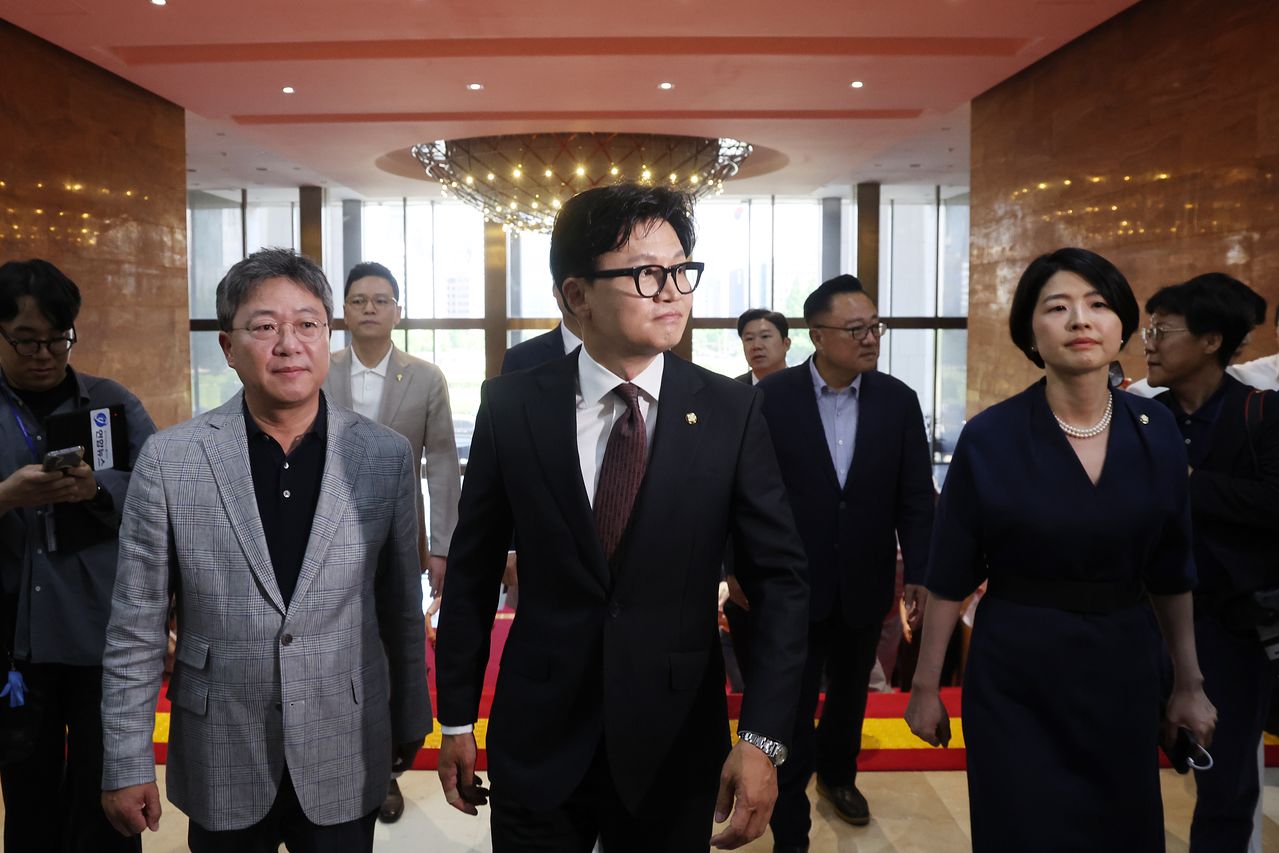 한동훈 무소속 의원이 지난달 5일 서울 여의도 국회로 등청하고 있다. 한 의원의 옆으로 친한계 박정하, 박정훈, 진종오, 고동진, 한지아 의원등이 함께 있다. 뉴스1