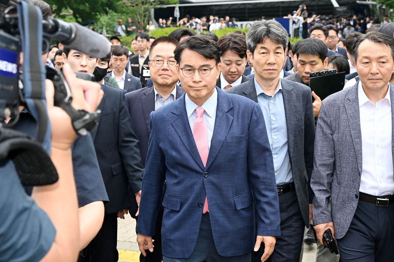 국회 국정조사 특별위원회가 2일 오전 서울 송파구 올림픽공원 핸드볼경기장에 대한 현장조사에 나선 가운데 윤상현 위원장과 위원들이 이동하고 있다. 사진 국회사진기자단