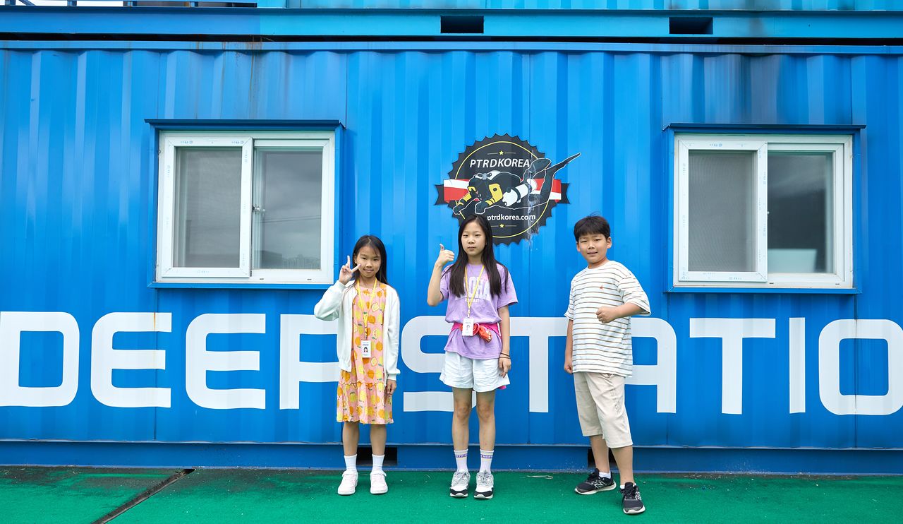딥스테이션을 찾은 이하빈 학생기자·정선우 학생모델·방채원 학생기자(왼쪽부터)가 물속을 인어처럼 돌아다니며 프리다이빙의 매력에 빠져봤다.