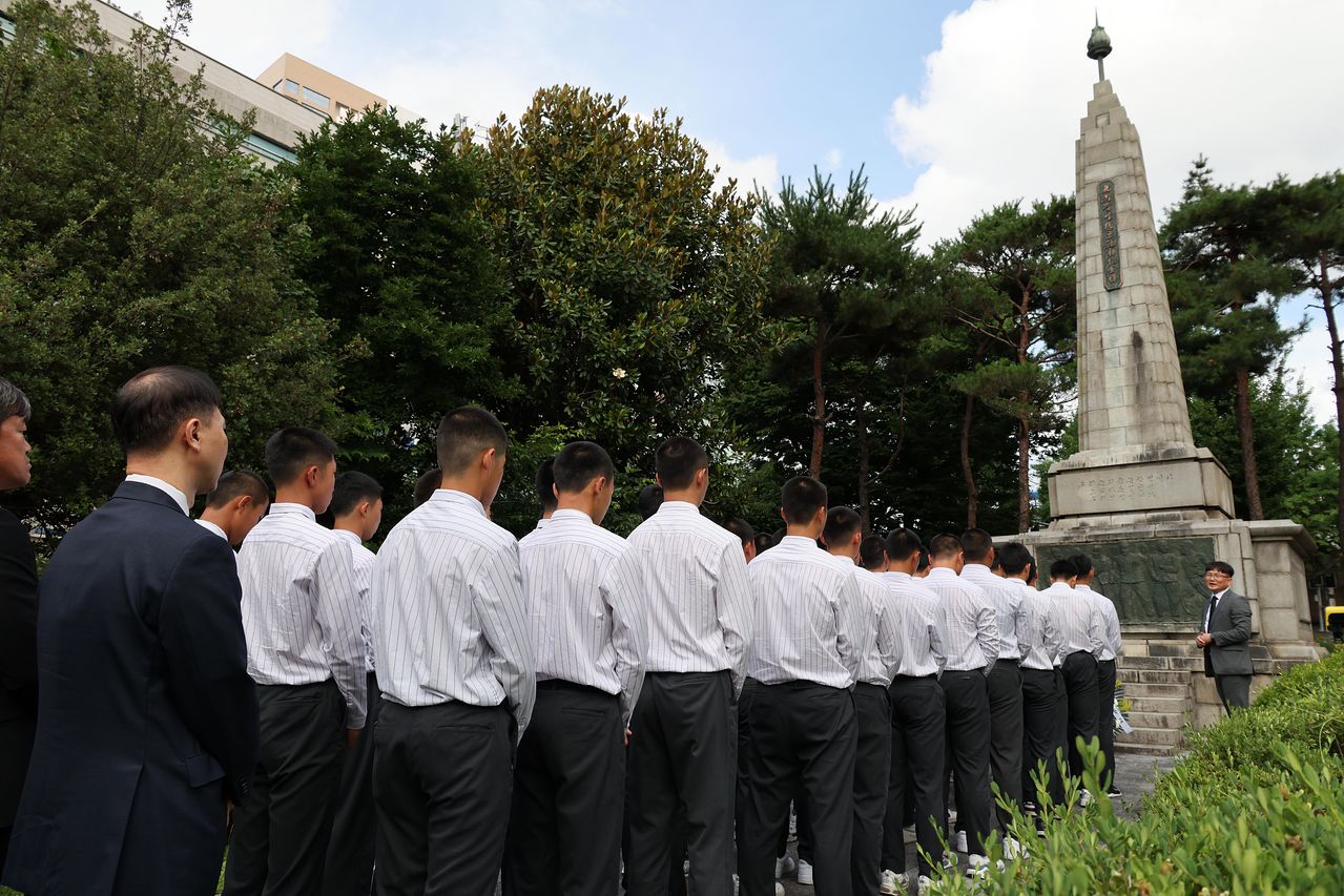 6일 오후 광주특별시 북구 광주일고에서 배재고 야구부 선수들이 교내에 있는 광주학생독립운동 기념탑에 참배하고 있다. 장정필 객원기자