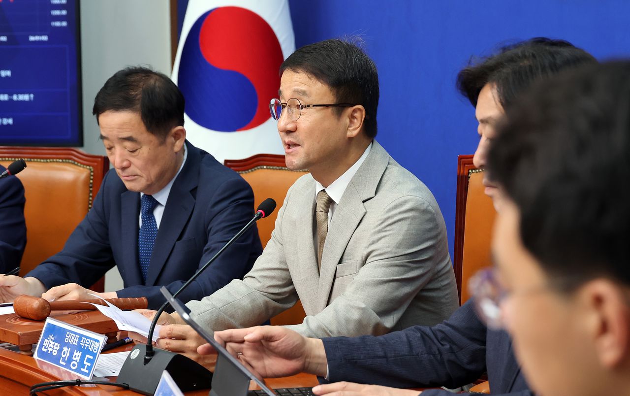 한병도 더불어민주당 대표 직무대행 겸 원내대표가 6일 국회에서 열린 최고위원회의에서 발언하고 있다.연합뉴스