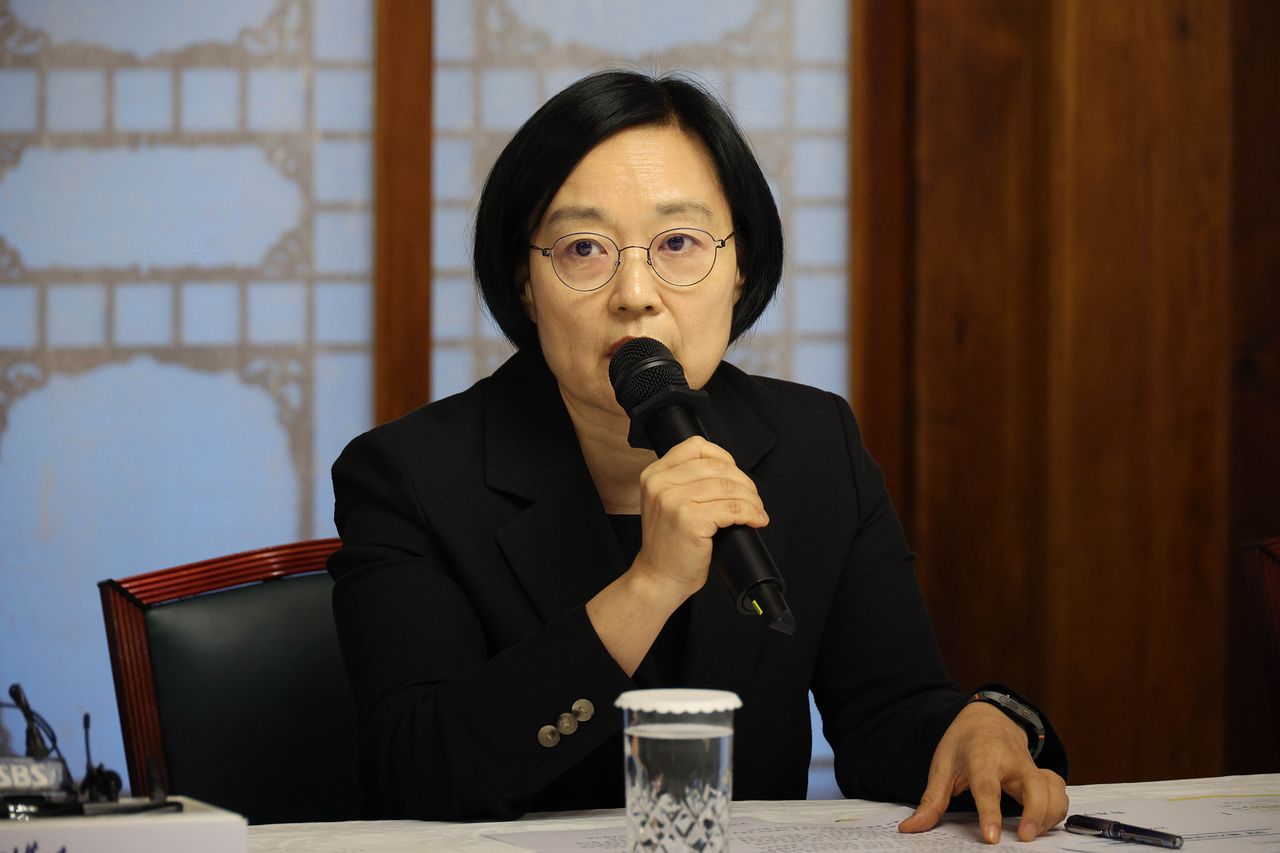 한성숙 국무총리가 5일 오후 서울 종로구 삼청동 총리공관에서 열린 고위당정협의회에서 모두 발언을 하고 있다. 뉴스1