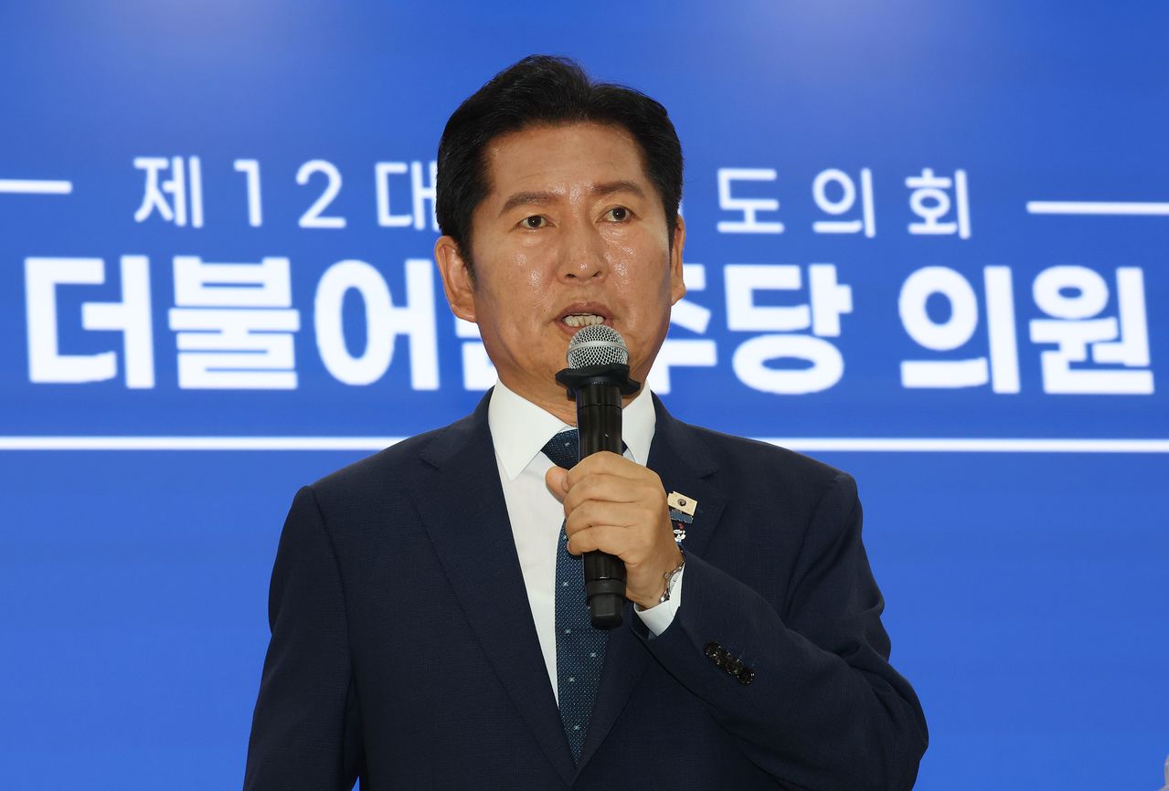 정청래 전 더불어민주당 대표가 6일 경기 수원시 영통구 경기도의회 대회의실에서 열린 '제12대 경기도의회 더불어민주당 제1차 의원총회'에서 인사말을 하고 있다. 사진 뉴스1