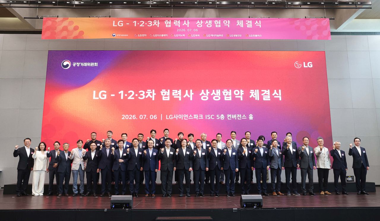 6일 서울 강서구 마곡 LG사이언스파크에서 열린 ‘LG-1·2·3차 협력사 상생협약 체결식’에서 주병기 공정거래위원장, 하범종 ㈜LG 경영지원부문장, LG 계열사 최고경영자(CEO), LG 협력사 대표 등 참석자들이 기념촬영을 하고 있다. 사진 ㈜LG