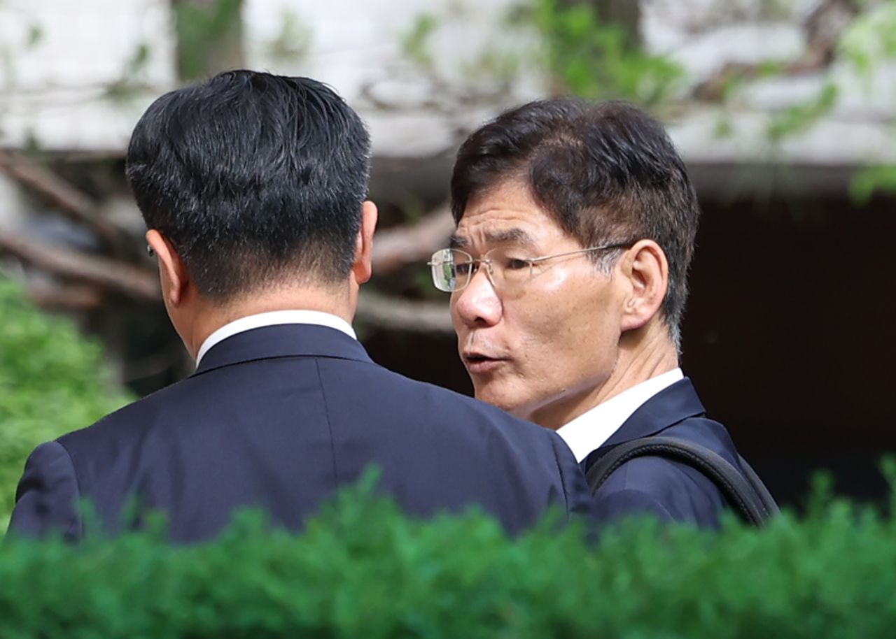 계엄에 해양경찰청을 조직적으로 가담시키려 한 의혹이 제기돼 해임된 안성식 전 해경 기획조정관이 지난달 1일 내란 부화수행 혐의 피의자 조사를 받기 위해 경기도 과천 2차종합특검에 출석하고 있다. 연합뉴스