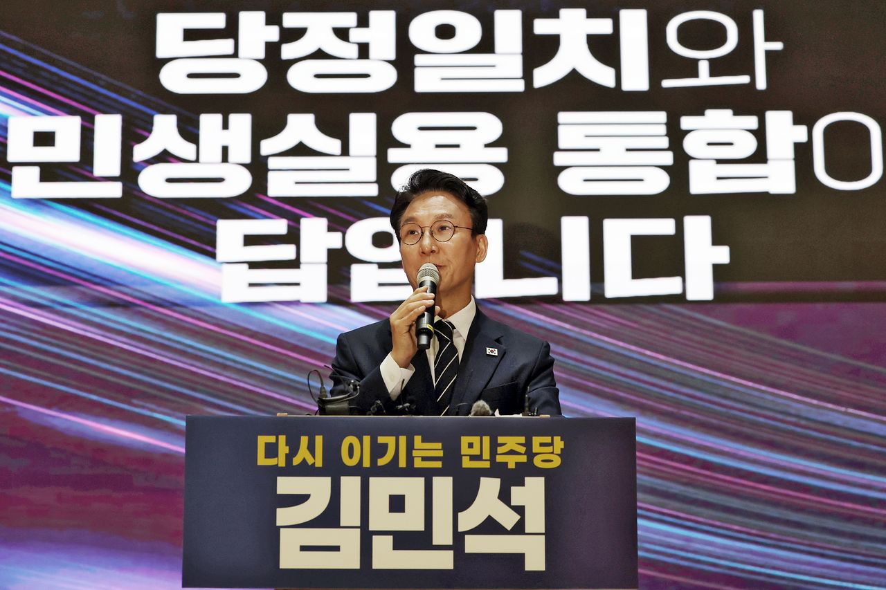 더불어민주당 당권주자인 김민석 전 국무총리가 6일 오전 전남광주통합특별시 동구 전일빌딩 245에서 당 대표 선거 출마 선언을 하고 있다. 사진 연합뉴스 