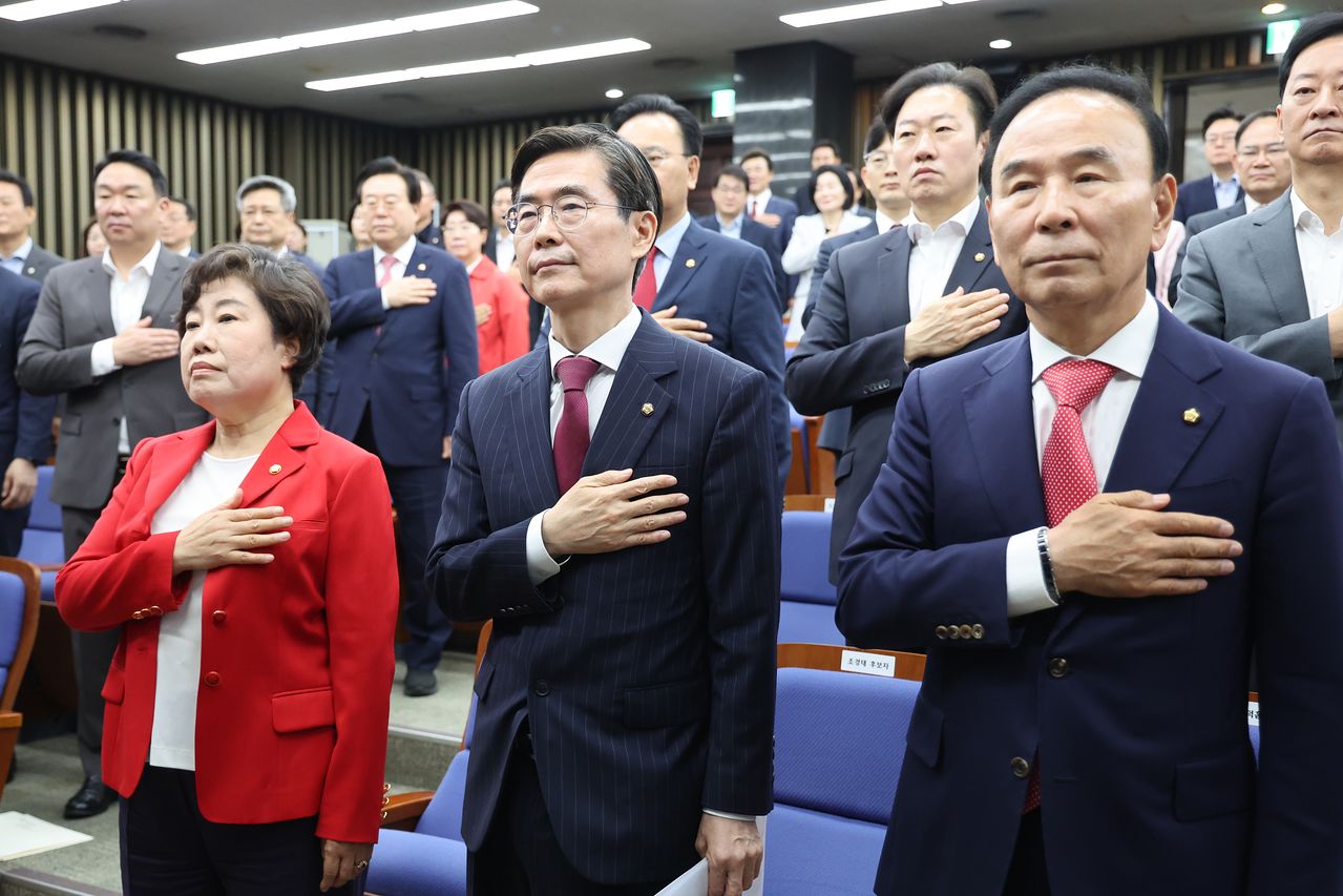 제22대 국회 후반기 국회부의장에 출마한 조배숙(왼쪽부터), 조경태, 박덕흠 국민의힘 의원이 지난 5월 서울 여의도 국회에서 열린 국회부의장 후보자 선출 의원총회에서 국민의례를 하고 있다. 이후 국민의힘은 의원총회를 통해 야당 몫 부의장 후보로 박덕흠 의원을 선출했다. 뉴스1