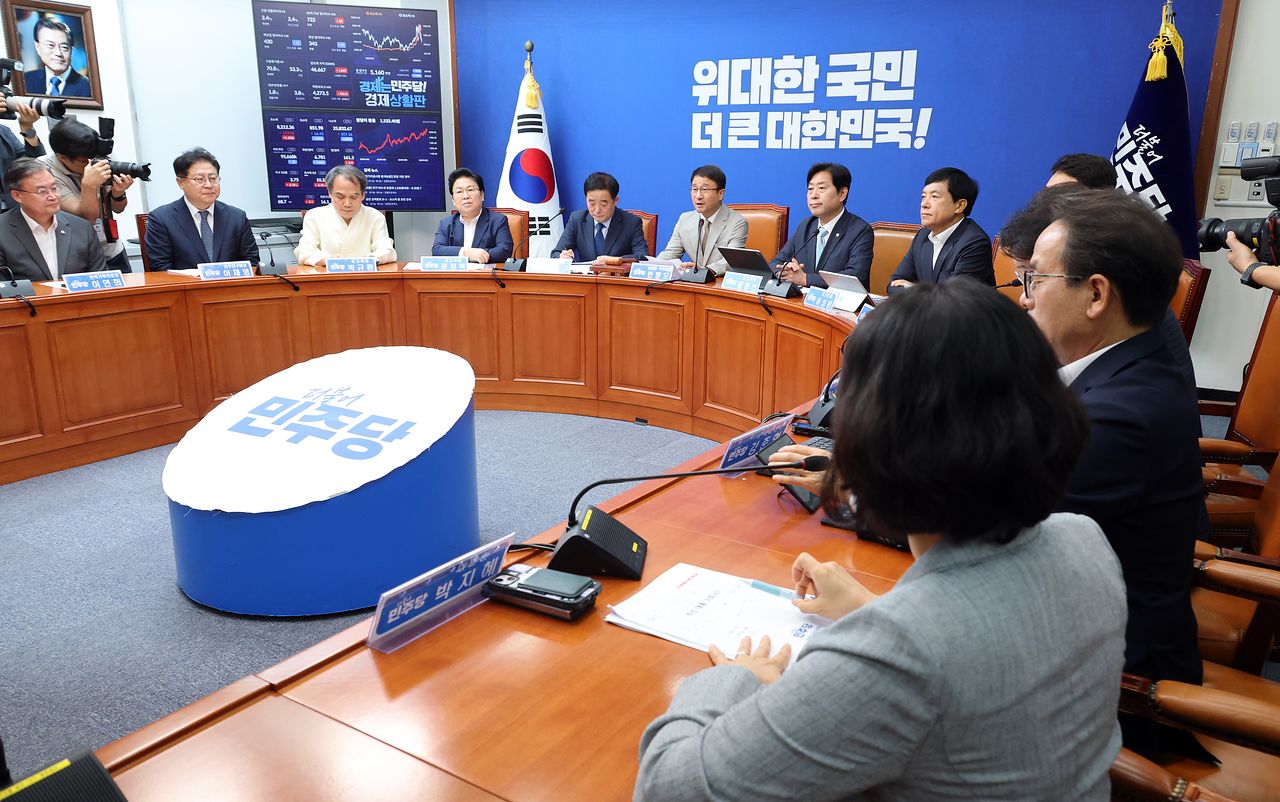 한변도 더불어민주당 대표 직무대행 겸 원내대표가 6일 국회에서 열린 최고위원회의에서 발언하고 있다.연합뉴스