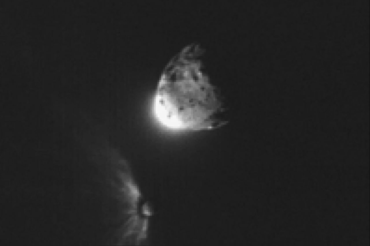 2022년 9월 26일 미 항공우주국(NASA) 탐사선이 충돌한 뒤 소행성 디모르포스에서 분출물이 뻗어 나오는 모습. AP=연합뉴스