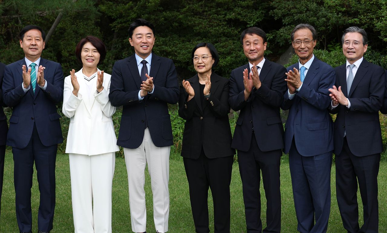 한성숙 국무총리, 강훈식 대통령비서실장, 한병도 더불어민주당 대표 직무대행 겸 원내대표가 5일 오후 서울 종로구 삼청동 국무총리 서울공관에서 열린 고위당정협의회 시작 전 기념사진을 촬영하고 있다. 뉴시스