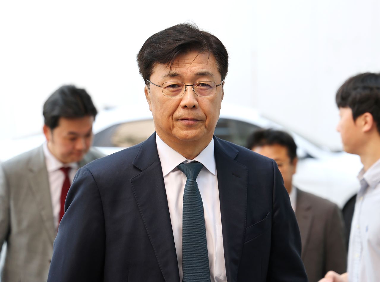 홍장원 전 국가정보원 1차장이 지난달 26일 '계엄 정당화 메시지 전달' 의혹과 관련해 피의자 신분으로 조사를 받기 위해 경기도 과천 권창영 2차 종합 특별검사팀으로 출석하고 있다. 연합뉴스