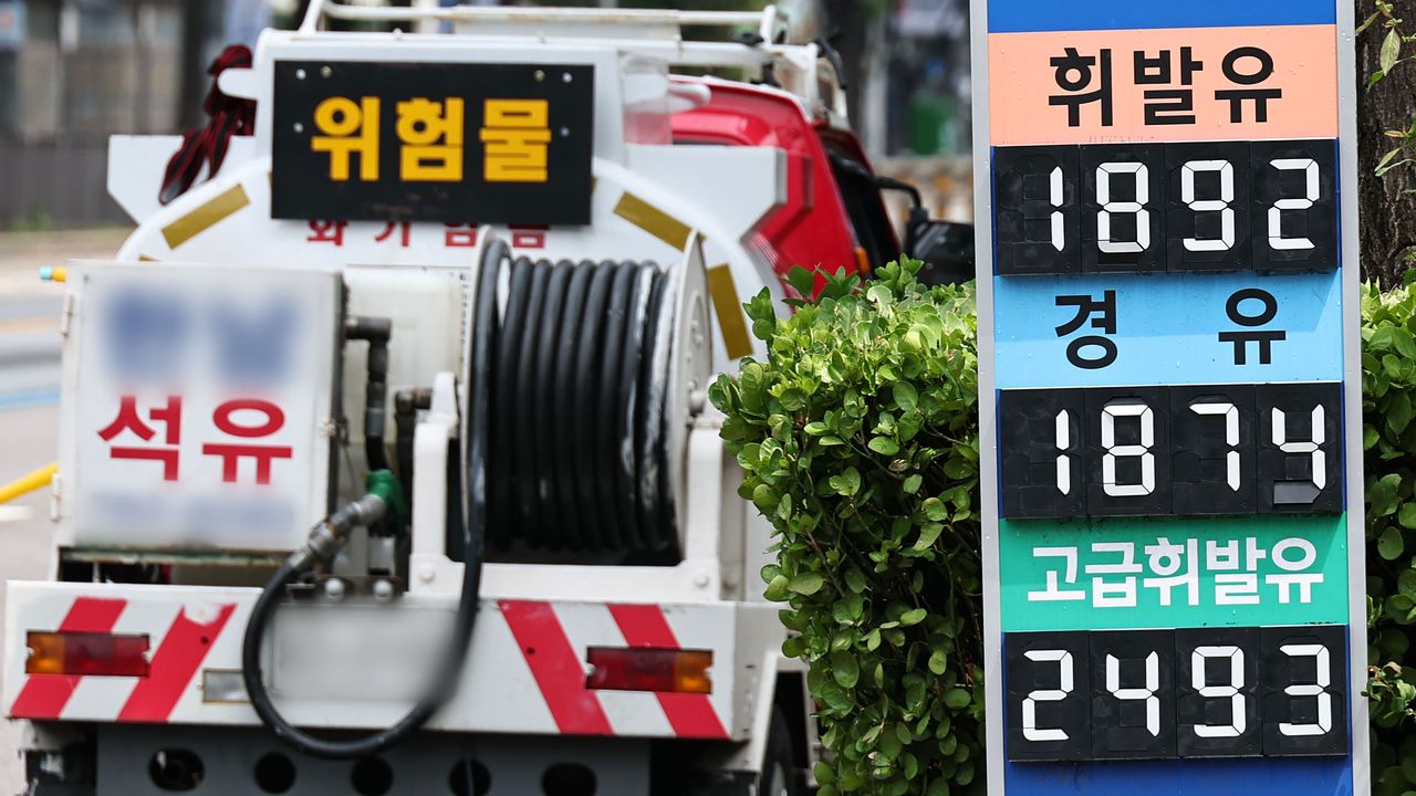 미국·이란 전쟁 후 담합을 통해 유가를 폭등시킨 혐의를 받는 국내 정유사와 직원들이 재판에 넘겨졌다. 6일 서울중앙지검 공정거래조사부(나희석 부장검사)는 HD현대오일뱅크·SK에너지·GS칼텍스·에쓰오일 등 정유 4사를 공정거래법위반 혐의로 기소했다고 밝혔다. 사진은 이날 서울 시내의 한 주유소 모습. 연합뉴스