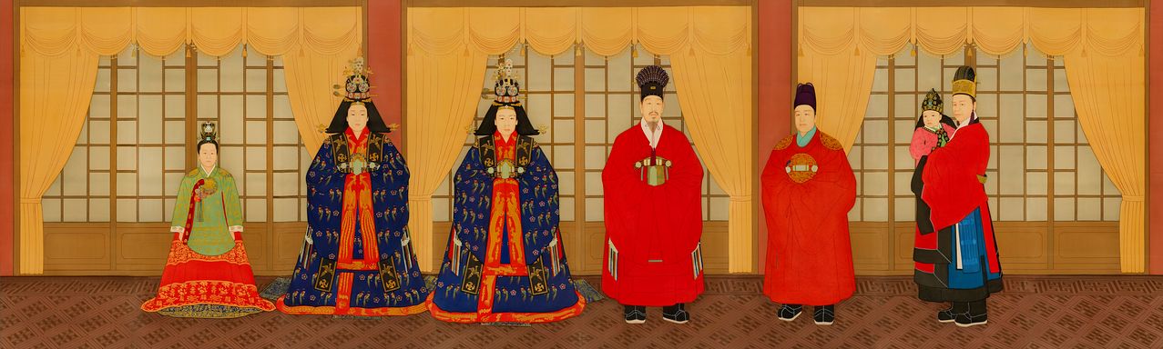국립대구박물관이 7일부터 9월 27일까지 기획전시실 Ⅰ·Ⅱ에서 특별전 ‘우리 옷을 그리다: 권오창 화백 기증 복식인물화’를 연다. 사진은 권오창 화백이 1995년 그린 대한제국 황실가족. 왼쪽부터 당의와 대란치마 차림의 덕혜옹주, 9등 적의를 갖춘 영친왕비, 12등 적의를 입은 순정효황후가 서 있다. 적의는 왕실 여성의 가장 높은 예복으로, 꿩무늬의 줄 수가 등급을 나타낸다. 황후는 열두 줄, 황태자비는 아홉 줄을 둘러 위계를 나누었다. 가운데에 황제의 예복인 통천관에 강사포를 갖춘 순종 황제가 서 있고, 그 곁에 홍색 곤룡포 차림의 영친왕이 있다. 오른쪽 끝에는 조복(朝服) 차림의 시종관이 이진 왕자를 안고 있다. 사진 국립대구박물관