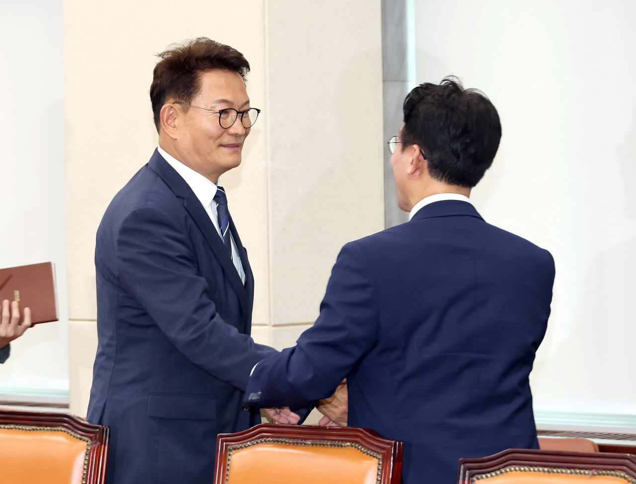 더불어민주당 당 대표 경선 출마 선언을 한 김민석 전 국무총리(오른쪽)가 6일 국회에서 열린 국방위원회 전체회의에서 송영길 의원과 만나 인사를 나누고 있다. 사진 연합뉴스 