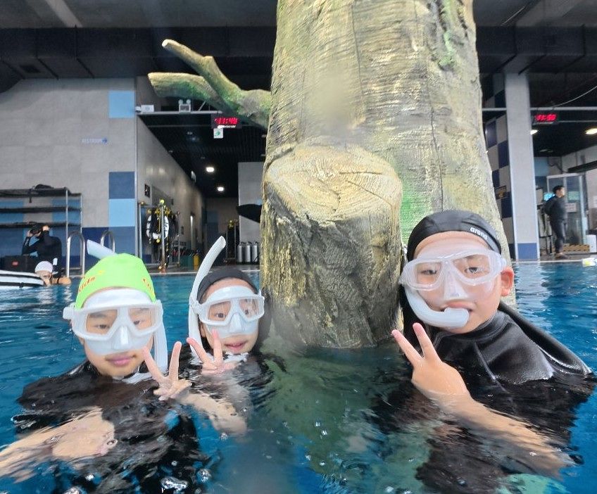 처음에는 숨을 참는 것 자체가 힘들어서 제대로 즐길 여유가 없었지만 점점 물속 환경에 익숙해지면서 긴장이 풀리고 프리다이빙을 즐기게 된 소중 학생기자단.