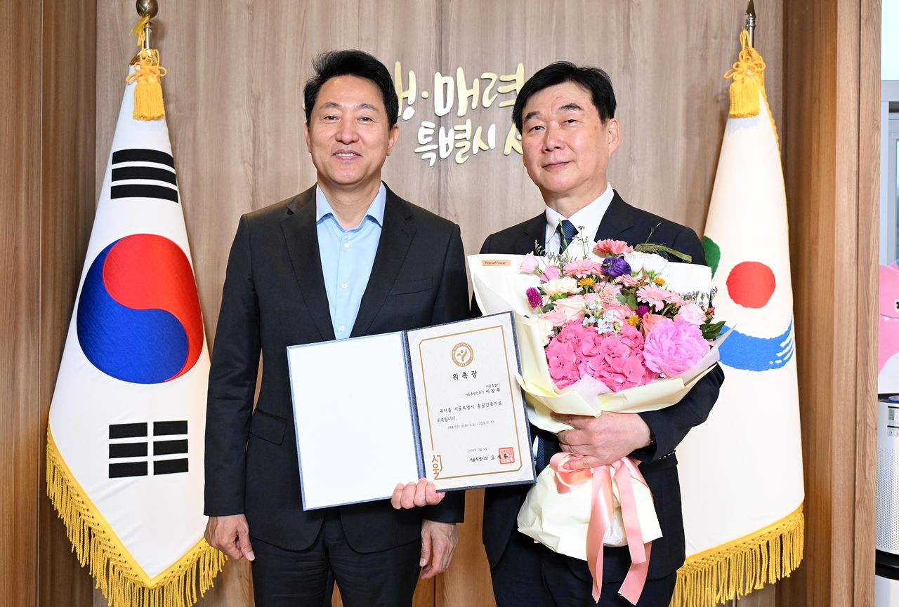 오세훈 서울시장이 6일 집무실에서 이창무 한양대학교 도시공학과 교수를 제5대 서울총괄건축가로 위촉했다. 사진 서울시