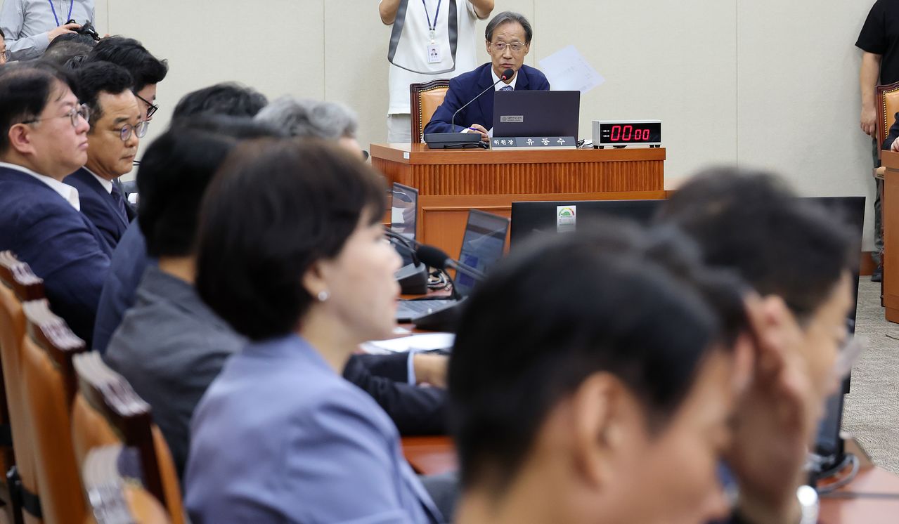 6일 국회에서 열린 정무위원회 제1차 전체회의에서 위원장인 더불어민주당 유동수 의원이 발언하고 있다. 국민의힘 소속 위원들은 이날 회의에 불참했다. 연합뉴스