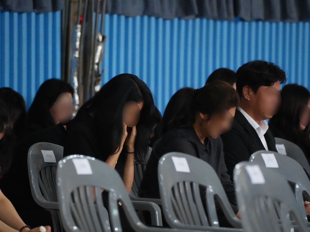6일 오후 광주특별시 북구 광주일고 강당에서 배재고 야구부 학생선수 학부모들이 눈물을 훔치고 있다. 뉴스1