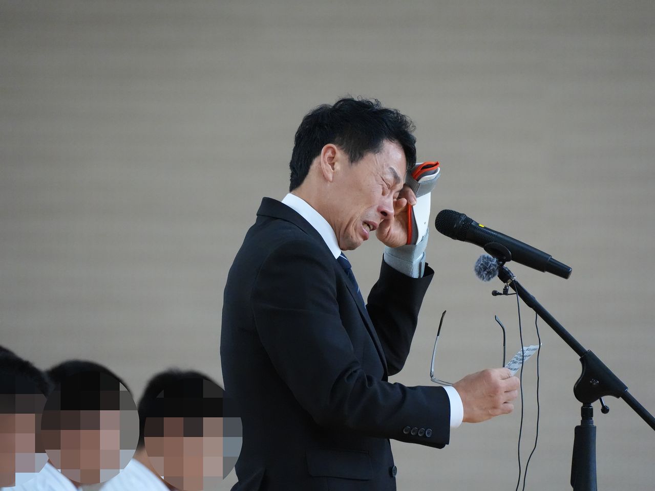 6일 오후 광주특별시 북구 광주일고 강당에서 이효준 배재고 교장이 눈물을 흘리며 사과문을 낭독하고 있다. 장정필 객원기자