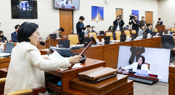 지난해 12월 서울 여의도 국회에서 열린 제430회국회(임시회) 과학기술정보방송통신위원회 제1차 전체회의에서 최민희 위원장이 국민의힘 위원들이 퇴장한 가운데 정보통신망법 일부 개정안을 의결하고 있다. 뉴스1