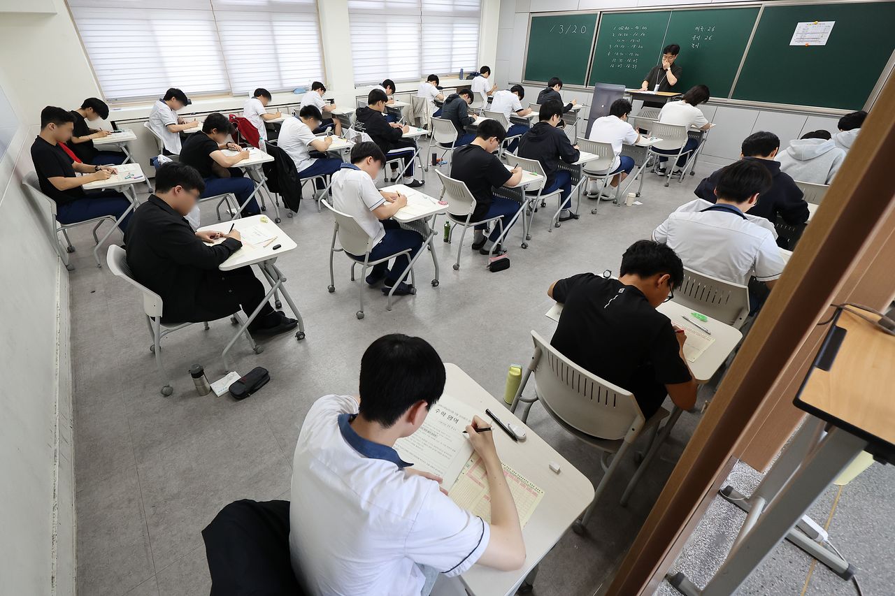 지난 6월 대구 동구 청구고에서 고3 수험생들이 2027학년도 대학수학능력시험 6월 모의평가를 치르고 있다. 연합뉴스