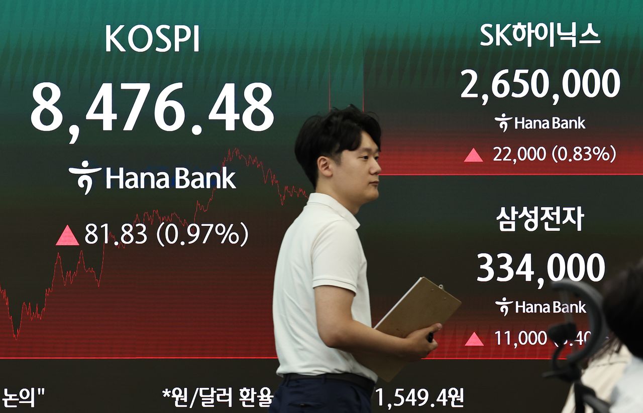 6월 30일 서울 중구 하나은행 딜링룸 전광판을 통해 코스피와 SK하이닉스, 삼성전자 종가가 송출되고 있다. 뉴스1