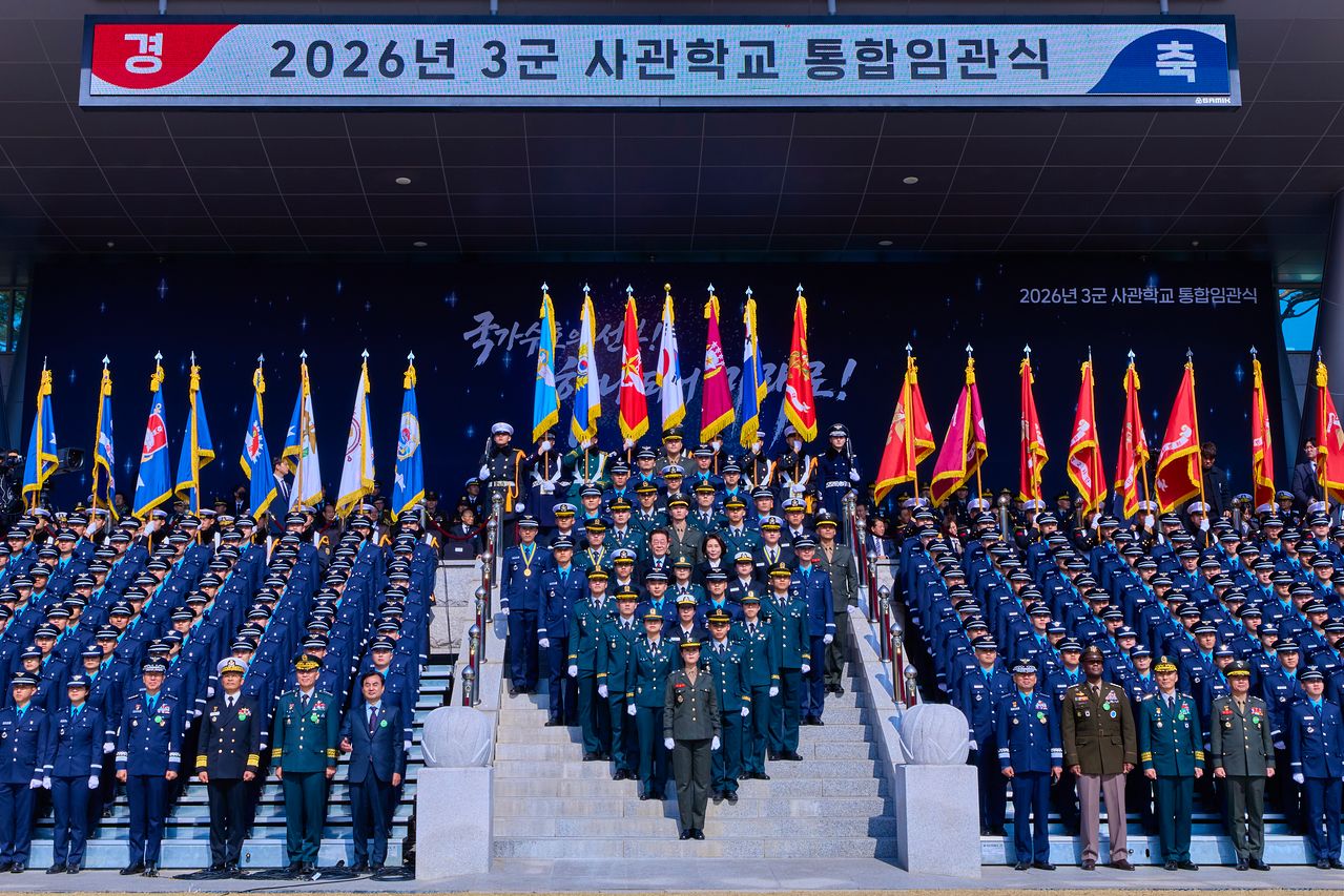 이재명 대통령과 김혜경 여사가 지난 2월 20일 충남 계룡대 대연병장에서 열린 육·해·공군 사관학교 통합임관식에서 신임 장교들과 기념촬영을 하고 있다. 청와대 제공