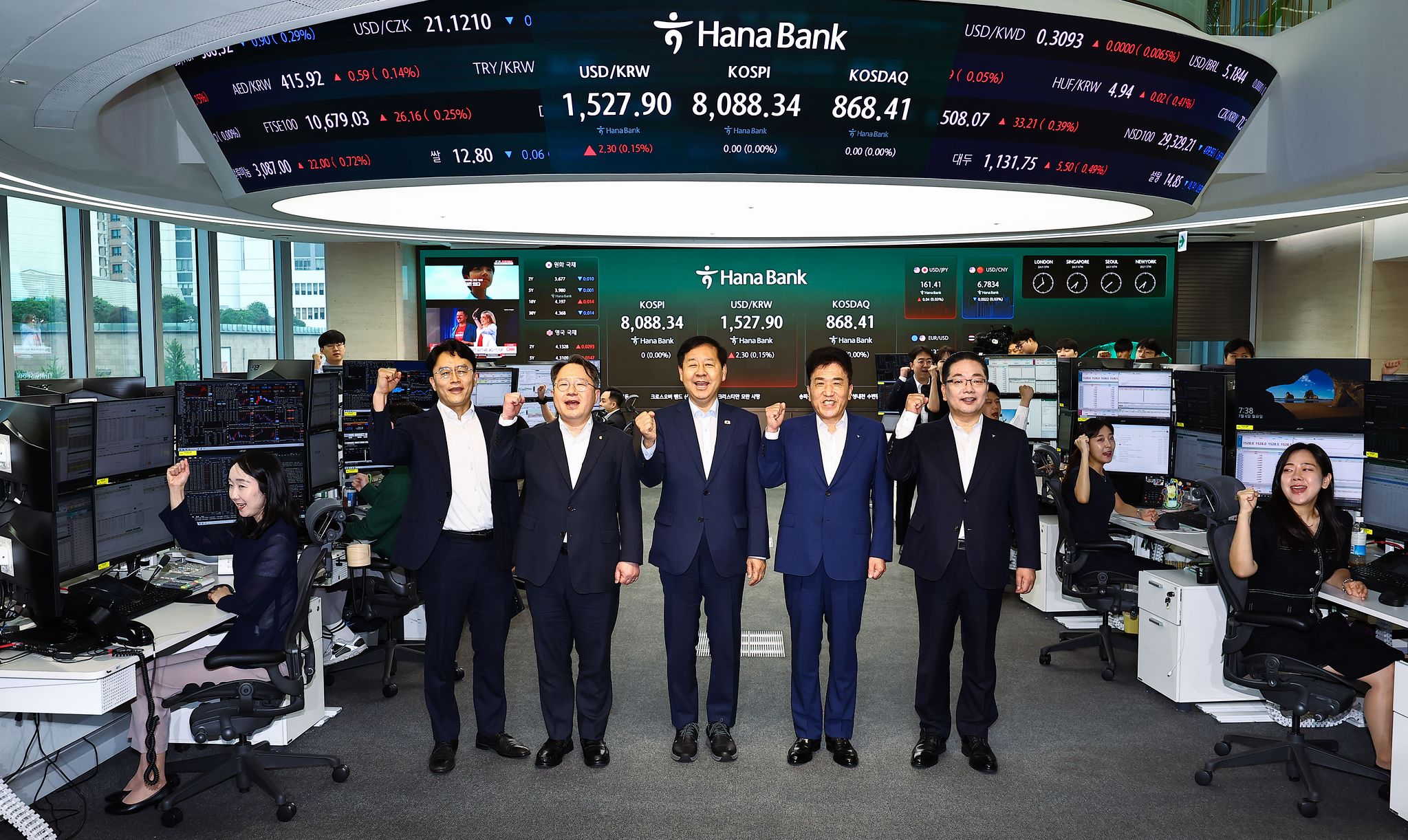 구윤철 부총리 겸 재정경제부 장관이 24시간 외환시장 개장 첫날인 6일 서울 중구 하나은행 본점 딜링룸에서 기념촬영을 하고 있다. 왼쪽부터 문지성 재정경제부 국제차관보, 권민수 한국은행 부총재보, 구 부총리, 함영주 하나금융그룹 회장, 이호성 하나은행장.