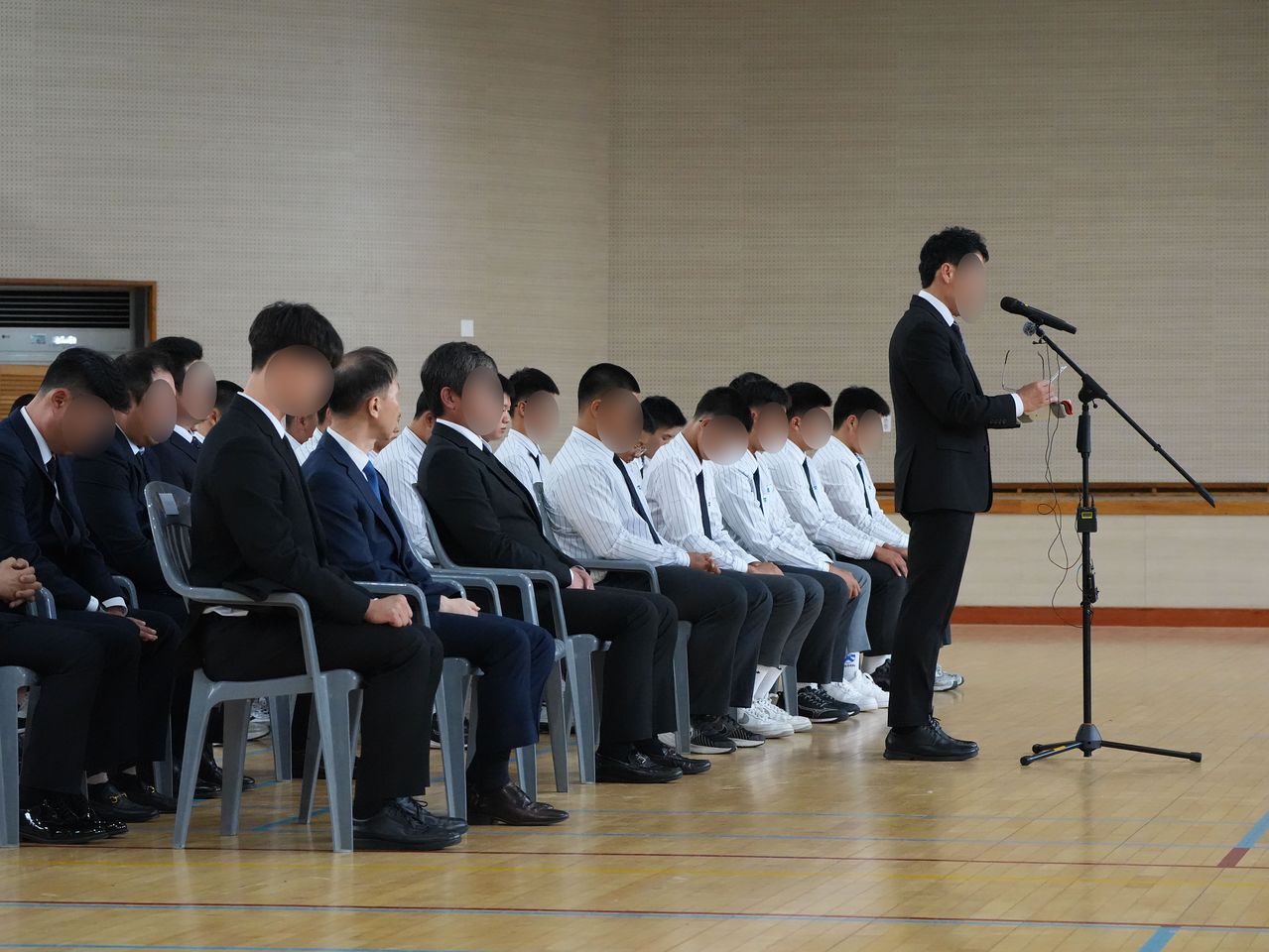배재고 교장이 6일 광주제일고를 방문, 5·18민주화운동 조롱성 응원 논란과 관련해 사과문을 낭독하고 있다. 뉴스1