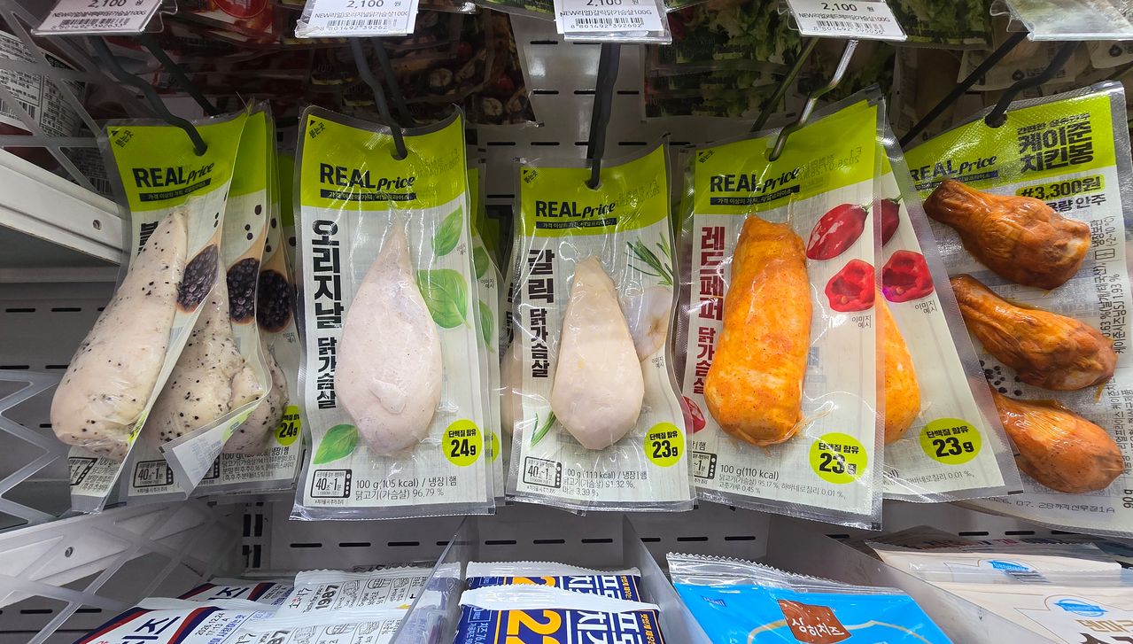 GS리테일이 운영하는 편의점 GS25 매대에 진열된 자체브랜드(PB) 닭고기 가공제품. 노유림 기자