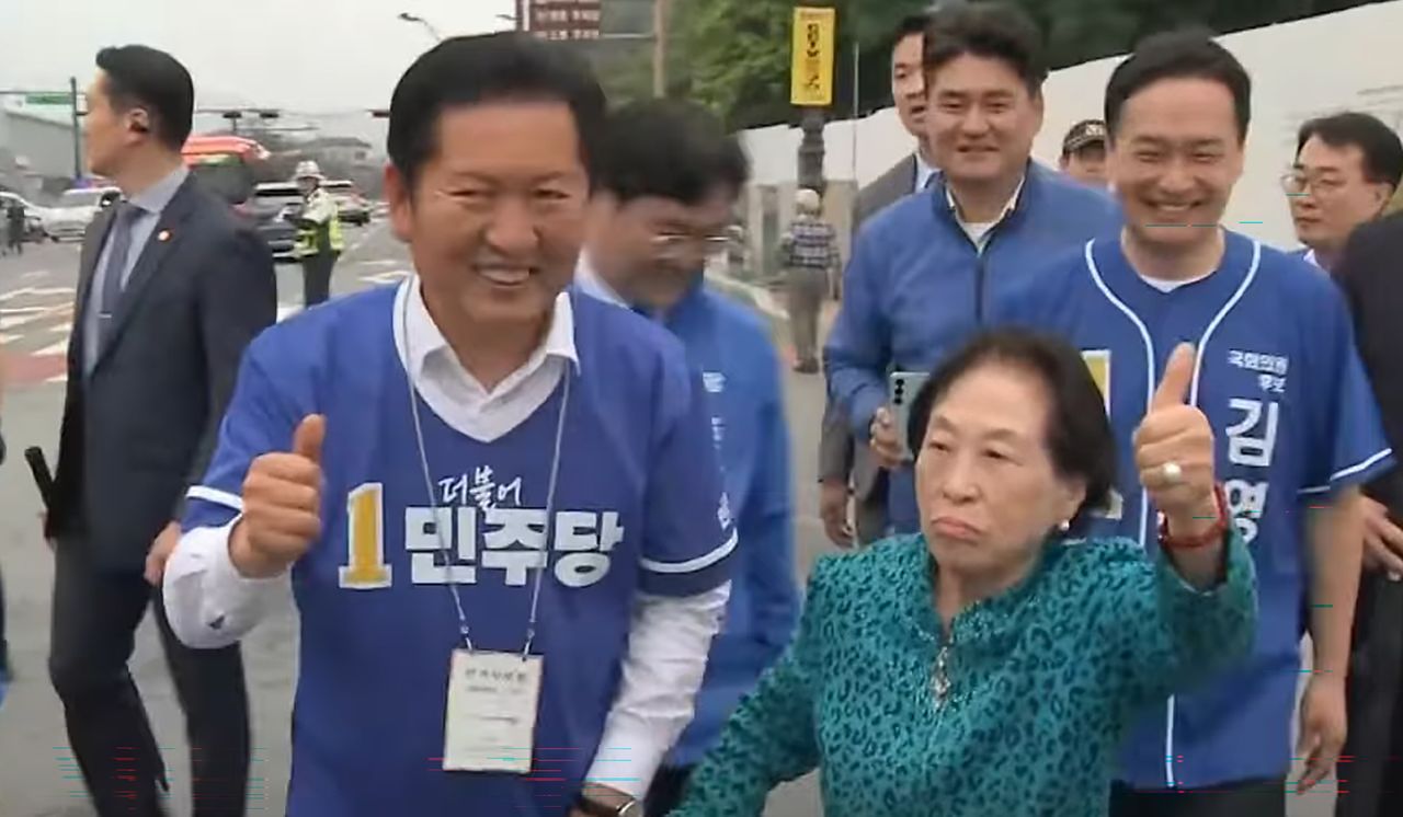 배우 전원주가 지난 5월 21일 충남 공주시 유세 현장에 등장한 모습. 사진 유튜브 채널 ‘델리민주’ 캡처