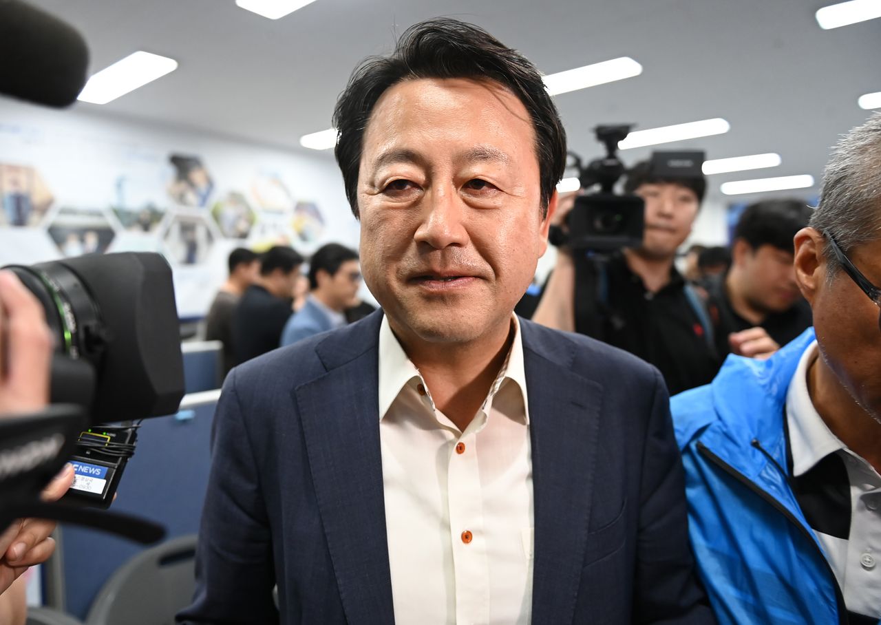 경기 평택을 국회의원 재선거에 출마한 김용남 더불어민주당 후보가 4일 평택시 선거사무소에서 낙선 인사를 하고 이동하고 있다. 연합뉴스