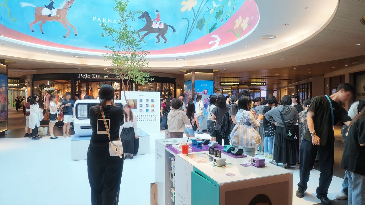 폴라로이드는 이번 ‘Go 3세대’ 글로벌 캠페인을 미국과 영국, 한국 세 나라에서만 진행했다. 서울 삼성동 파르나스몰에 마련된 국내 첫 폴라로이드 팝업스토어 모습. 사진 홍성철 PD