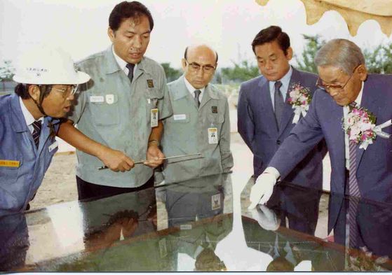1987년 8월 삼성전자의 기흥 반도체 생산 3라인 기공식. 오른쪽부터 이병철 창업회장, 이건희 선대회장, 한 사람 건너 이윤우 부회장이다. 사진 삼성전자
