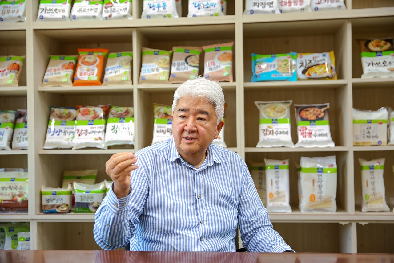 33년간 면 한길을 걸어온 정세장 면사랑 대표. 그는 "식품 제조는 농사와 같다"며 현장에서 쌓은 기술과 노하우가 좋은 면을 만든다고 강조했다. 사진 면사랑